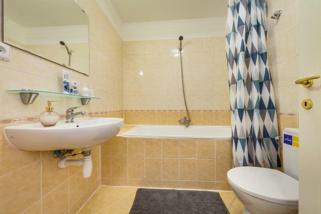 Nejedleho Apartmeet Praha Bagian luar foto